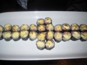 Hosomaki de bacalao ahumado con mermelada de arandanos y alioli flameado