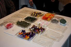 Flores en la mesa de Laura Carrera