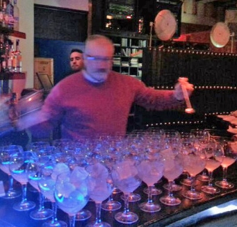 Carlos Acirón mezclando Seagrams y Markhan